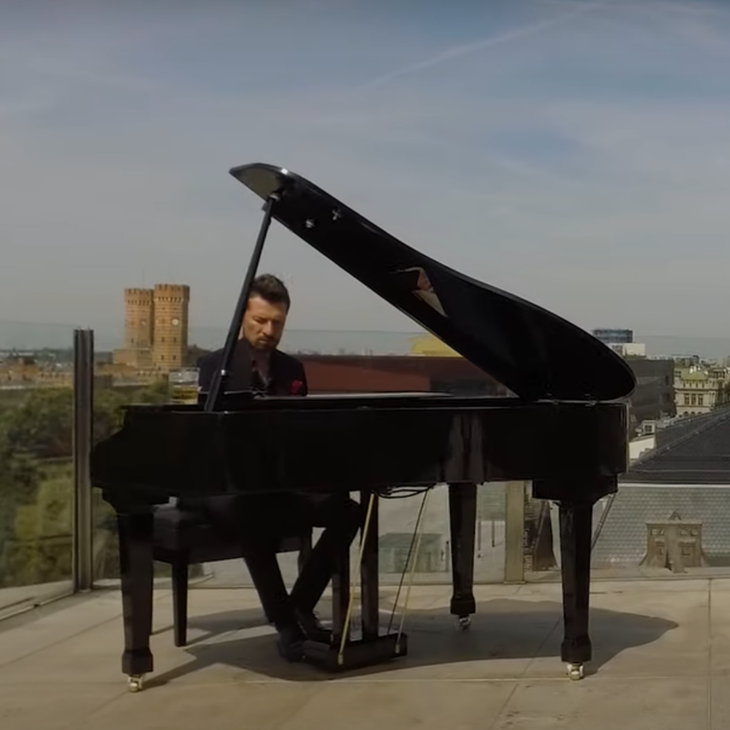 KIEDY HISTORIA JEST TRUDNA. Z FORTEPIANEM NA DACHU HOTELU MONOPOL.