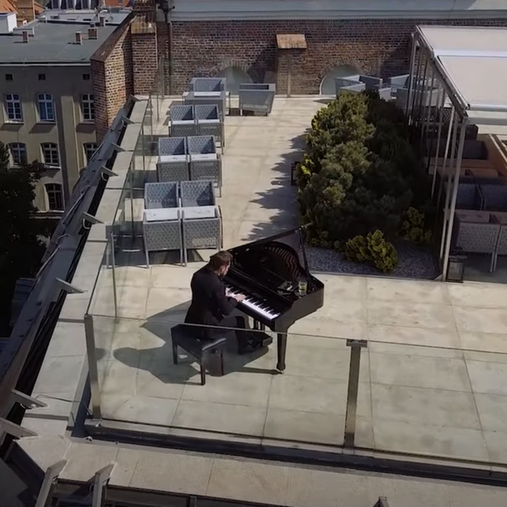 KIEDY HISTORIA JEST TRUDNA. Z FORTEPIANEM NA DACHU HOTELU MONOPOL.
