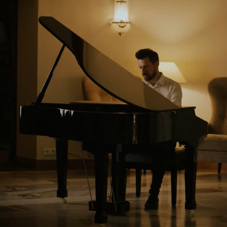 FORTEPIAN, PAŁAC BRUNÓW, MERCEDES EQS I COVER MAD WORLD – GARY JULES