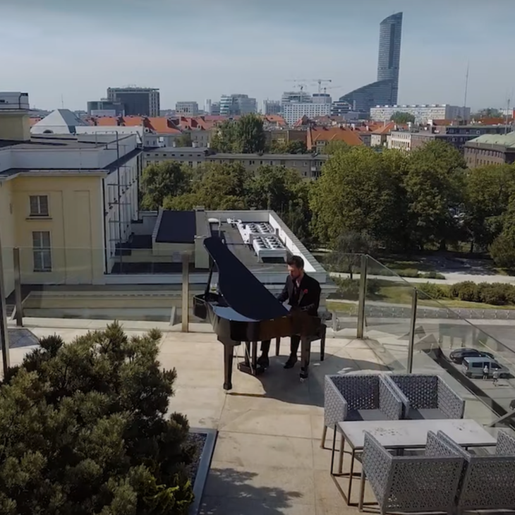 KIEDY HISTORIA JEST TRUDNA. Z FORTEPIANEM NA DACHU HOTELU MONOPOL.