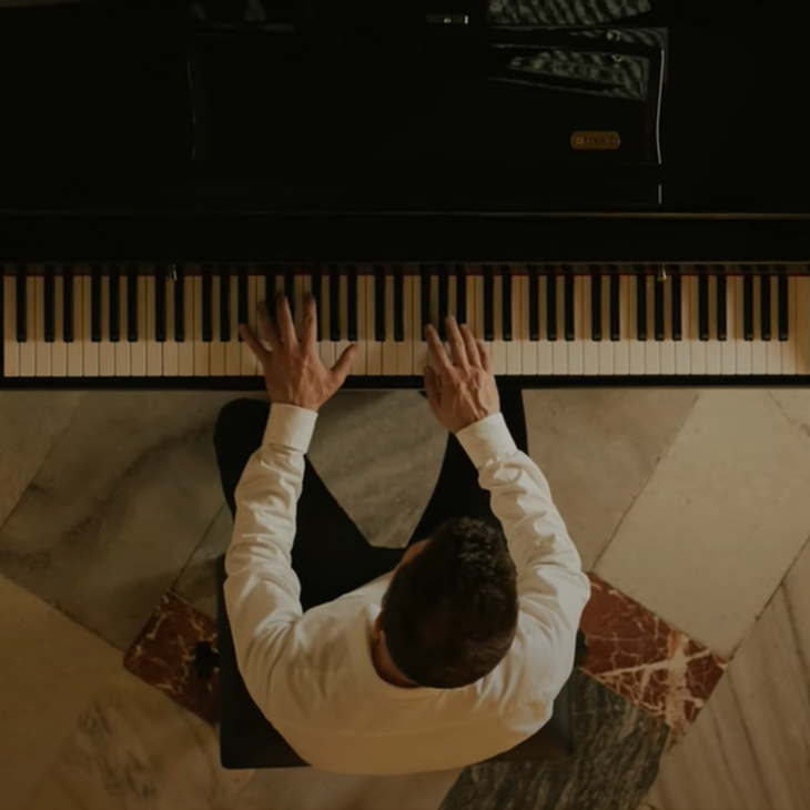 FORTEPIAN, PAŁAC BRUNÓW, MERCEDES EQS I COVER MAD WORLD – GARY JULES