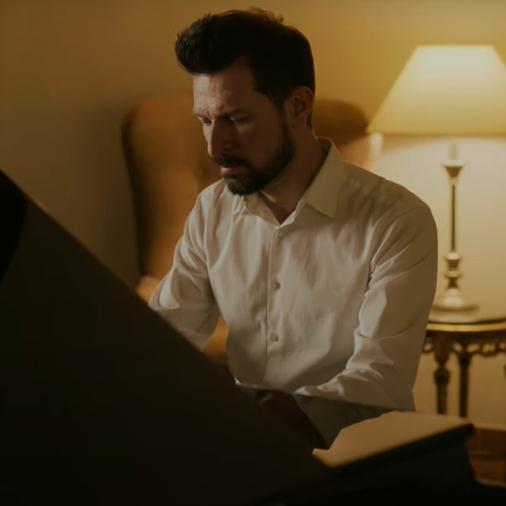 FORTEPIAN, PAŁAC BRUNÓW, MERCEDES EQS I COVER MAD WORLD – GARY JULES