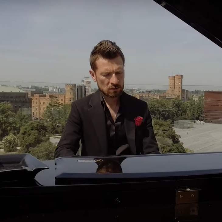 KIEDY HISTORIA JEST TRUDNA. Z FORTEPIANEM NA DACHU HOTELU MONOPOL.