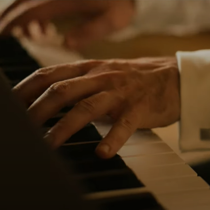 FORTEPIAN, PAŁAC BRUNÓW, MERCEDES EQS I COVER MAD WORLD – GARY JULES