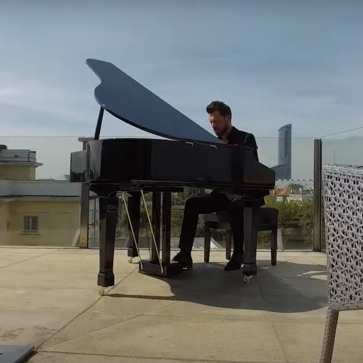 KIEDY HISTORIA JEST TRUDNA. Z FORTEPIANEM NA DACHU HOTELU MONOPOL.