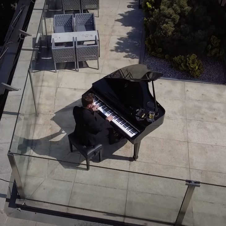 KIEDY HISTORIA JEST TRUDNA. Z FORTEPIANEM NA DACHU HOTELU MONOPOL.