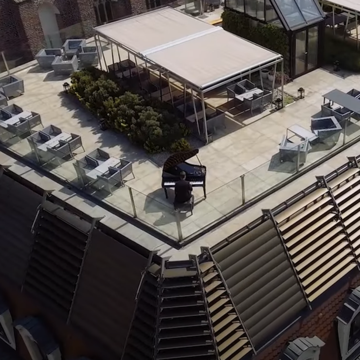 KIEDY HISTORIA JEST TRUDNA. Z FORTEPIANEM NA DACHU HOTELU MONOPOL.