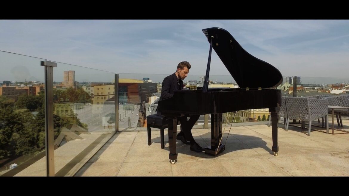 KIEDY HISTORIA JEST TRUDNA. Z FORTEPIANEM NA DACHU HOTELU MONOPOL.